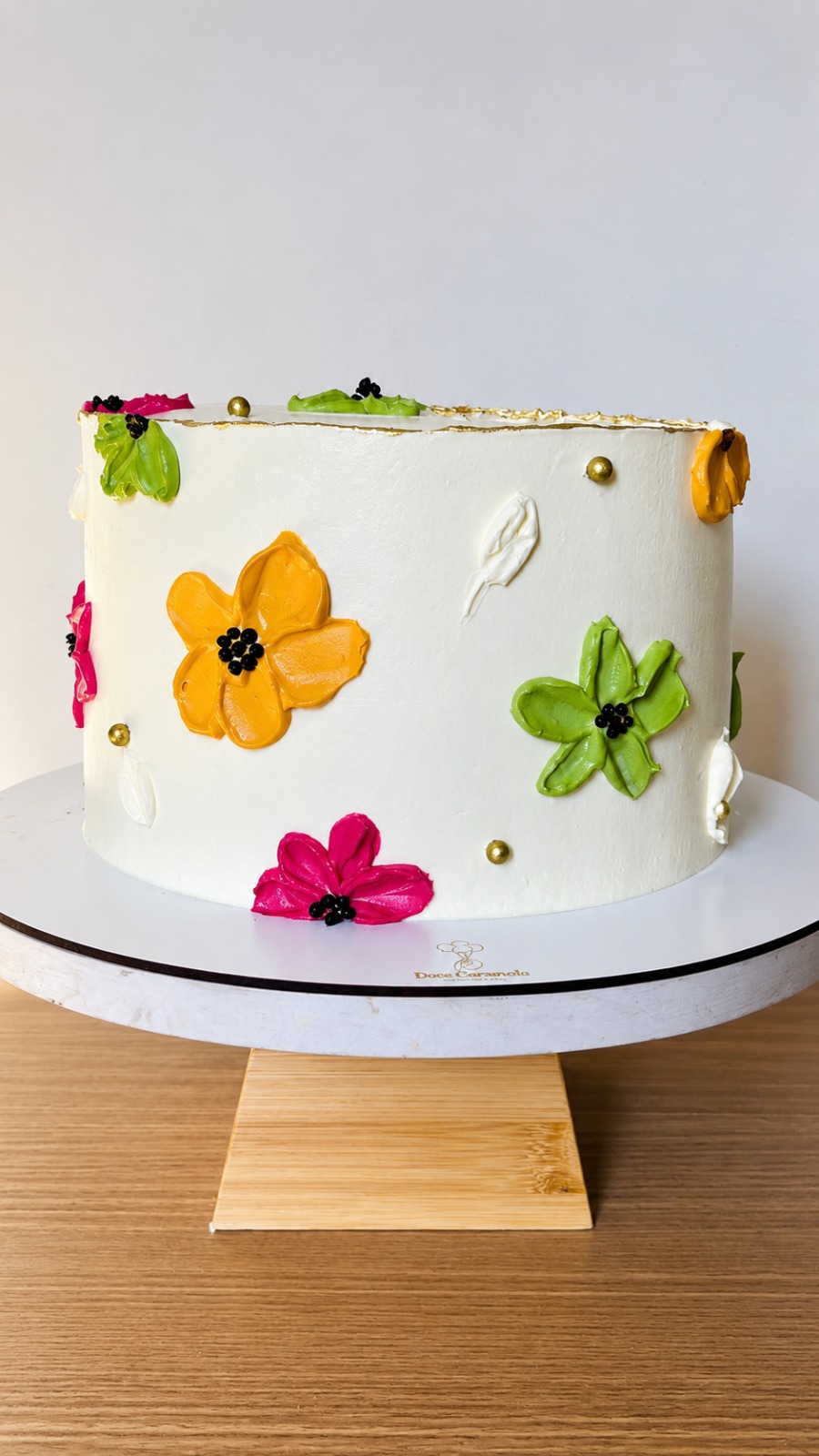 Bolo branco Doce Caramelo decorado com flores coloridas