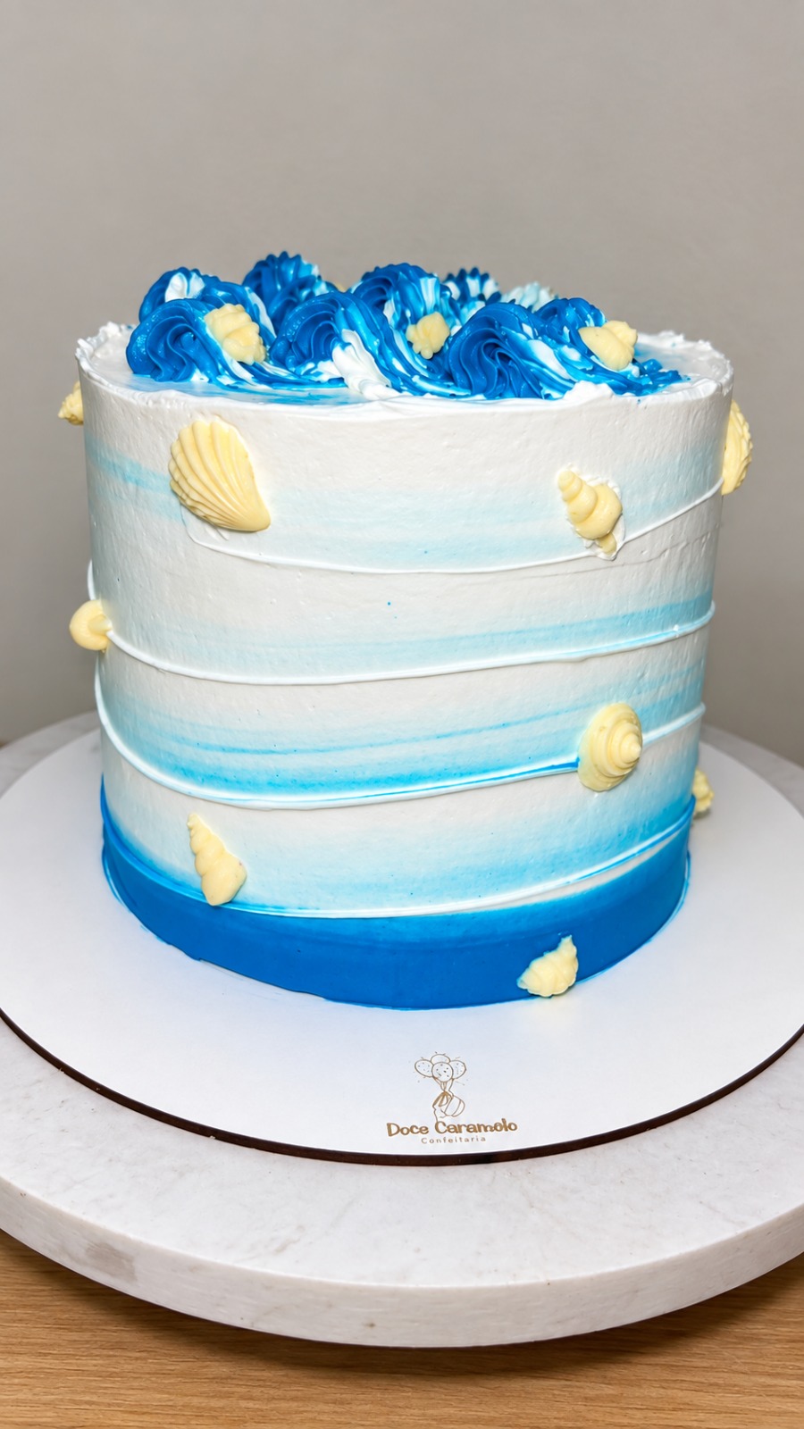 Bolo personalizado azul e branco com conchinhas