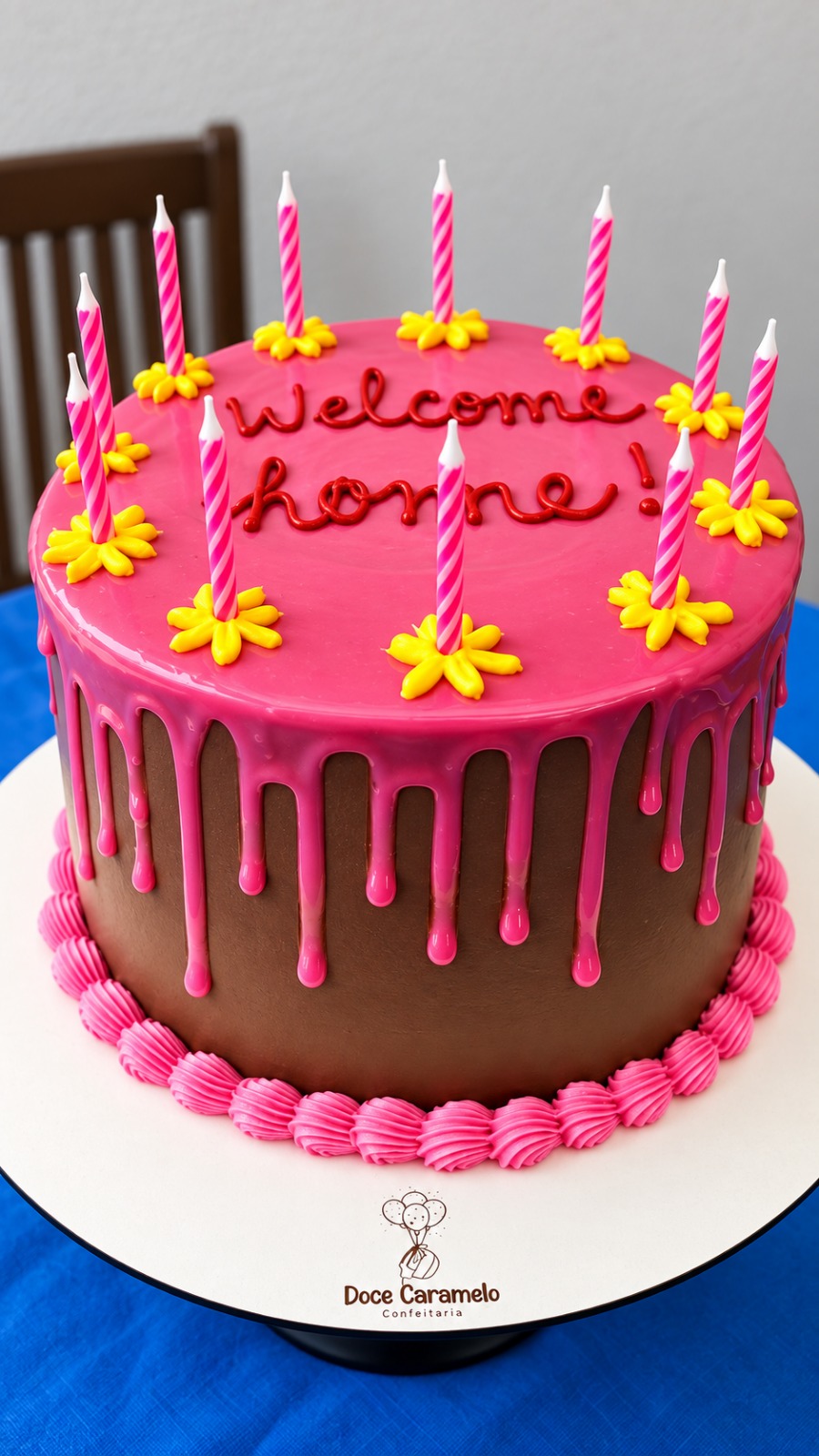 Bolo de chocolate com cobertura rosa e velas
