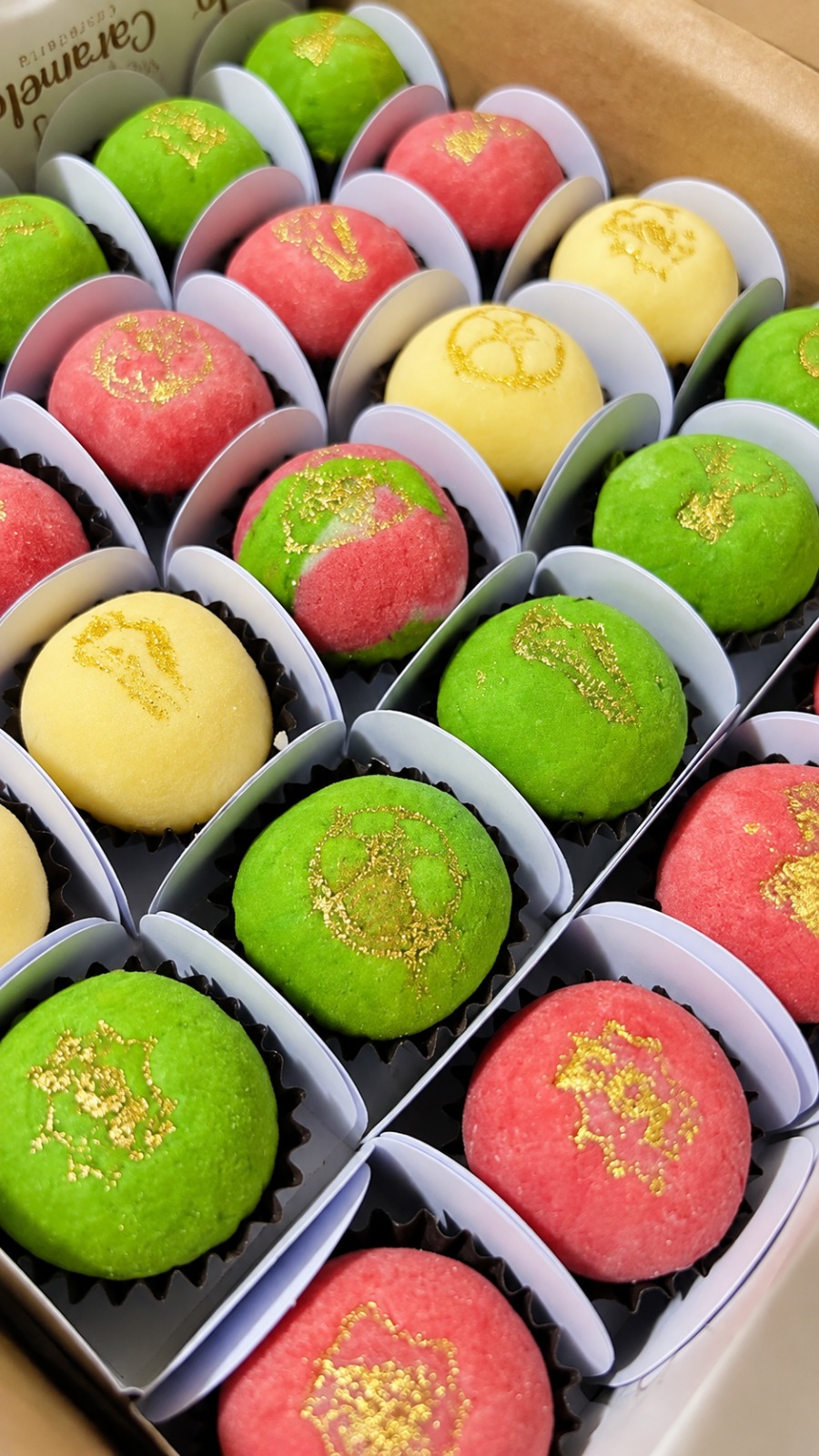 Docinhos coloridos com detalhes dourados