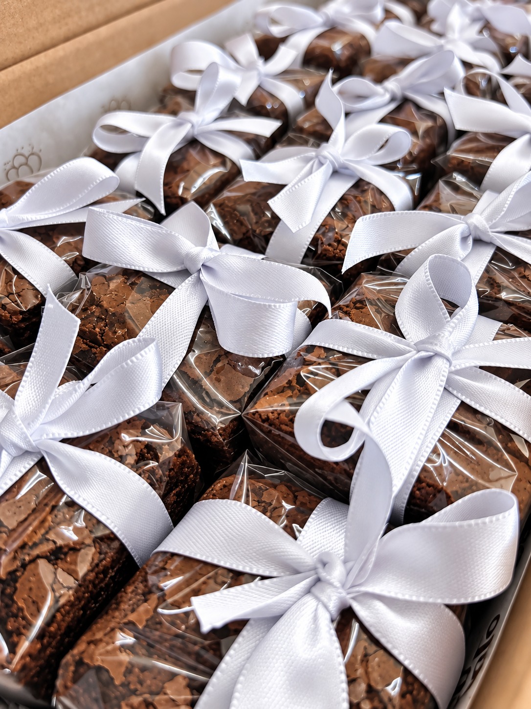 Brownies embalados individualmente com laços brancos